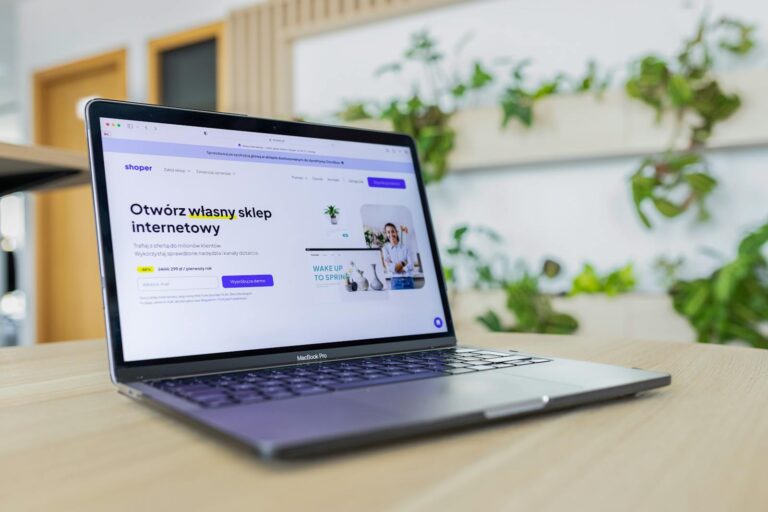 Website Gratis vs Website Profesional: Mana yang Lebih Untung?